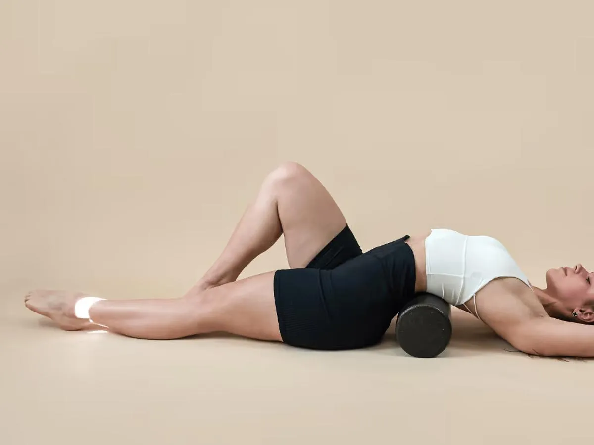 Frau mit Lipödem auf Faszienrolle