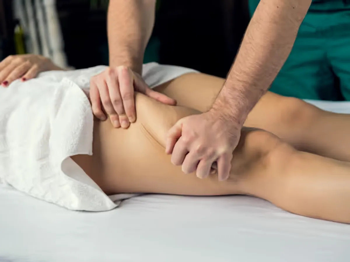 Beine von Frau mit Lipödem be Lymphdrainage statt OP